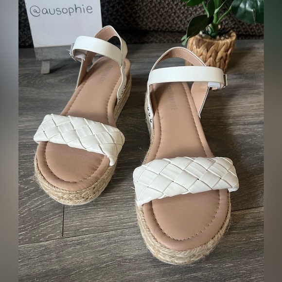 Cushionaire Mae Woven Espadrille Wedge Sandals in White & tan. Size 8.5 - Picture 3 of 8